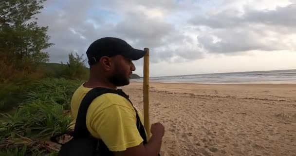 Удупи Индия Сентября 2022 Года Туристический Гид Пляже Объясняющий Историю — стоковое видео