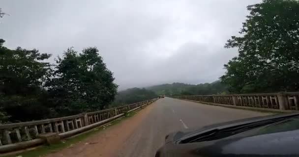 Conduire Sur Une Longue Route Pont Rivière Pendant Journée Brumeuse — Video