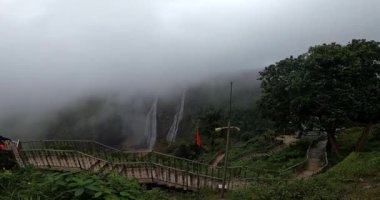 Yağmurlu bir günde yeşillik ve sisle çevrili Joga manzarası