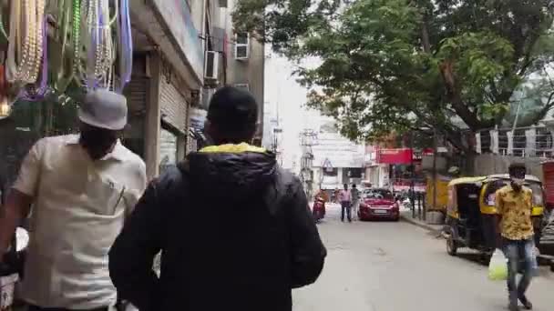 Bangalore India August 2020 Hyperlapse Video Man Som Går Shoppinggatan — Stockvideo