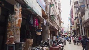 Bangalore, Hindistan-14 Ağustos 2020: Yoğun bir alışveriş caddesinin gün içinde hareket eden insan ve araçlarla hızlandırılmış videosu