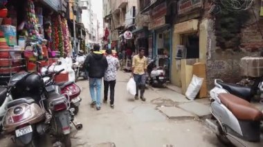 Bangalore, Hindistan-14 Ağustos 2020: Güneşli bir günde Bangalore 'da kalabalık bir alışveriş sokağının yürüyen manzarası