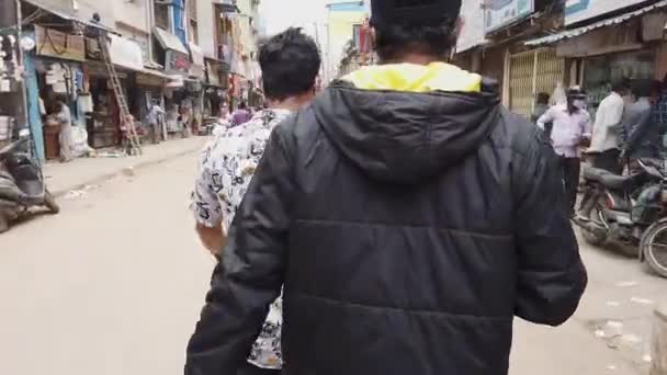 Bangalore India August 2020 Baksida Två Män Som Går Liten — Stockvideo