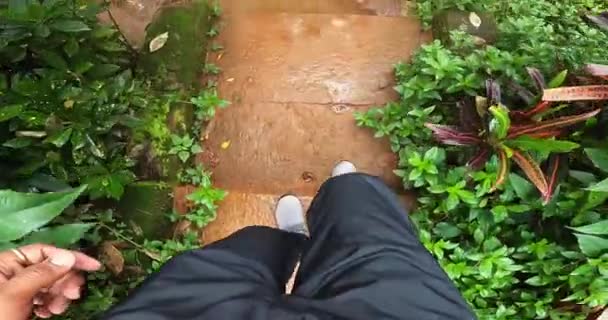 Punkt Widzenia Niektórych Stóp Butami Schodzącymi Błotnistych Mokrych Schodach Deszczowy — Wideo stockowe
