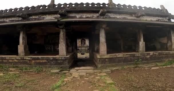 鬱蒼とした森の中の丘の上に佇む古寺の入口からの眺め — ストック動画