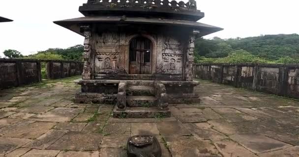 Una Vista Cercana Antiguo Templo Construido Sobre Fuerte Descansando Cima — Vídeos de Stock