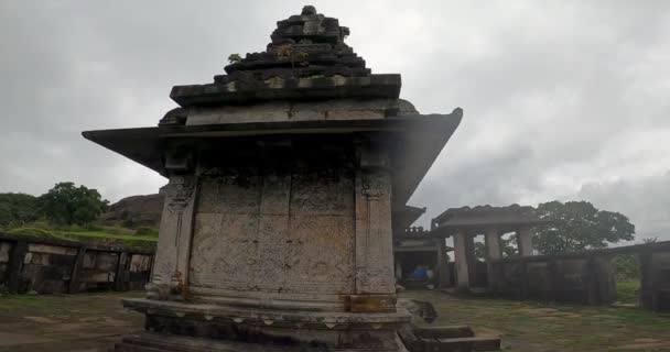 Een Achteraanzicht Van Kleine Oude Tempel Gebouwd Fort Rustend Top — Stockvideo