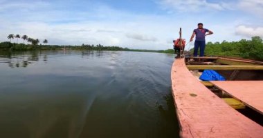 Hindistan, 3 Eylül 2022: Yaz boyunca nehir suyunda ahşap tekne süren bir kaptan