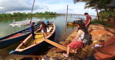 Dürüstçe, Hindistan-Eylül 3.2022: Turistler yaz aylarında nehir gezisi için küçük bir kereste parçası üzerinde tekneye biniyorlar