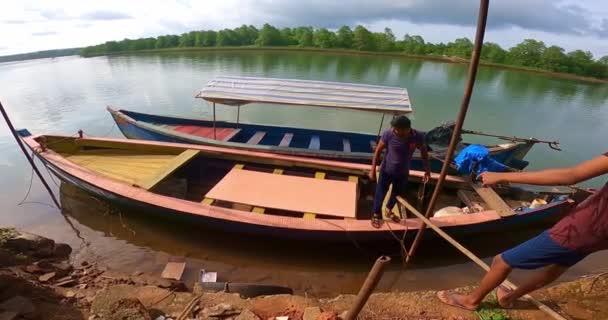 Honavar Indien September 2022 Zwei Holzboote Flussufer Warten Auf Touristen — Stockvideo