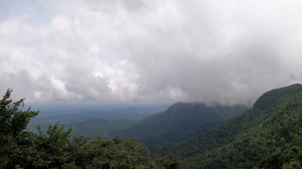 被雾气和移动的云彩覆盖的山景的一个时差 — 图库视频影像