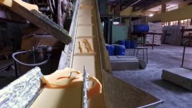 Sabun / konveyör ekipmanı üretimi bir sabun fabrikasında / Taşıyıcı bant kesik sabun taşır