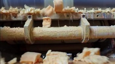 Sabun fabrikasında / taşıyıcı bantta sabun / konveyör ekipmanı üretimi / Ham sabun öğütme makinesinin yakın görüntüsü