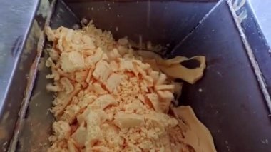 Bir sabun fabrikasında / taşıyıcı bantta sabun / konveyör ekipmanı üretimi / kapanışı öğütücüye girer