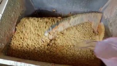 Sabun fabrikasında sabun / konveyör ekipmanı üretimi / Sabun hazırlığı için hammaddelerin karıştırılması