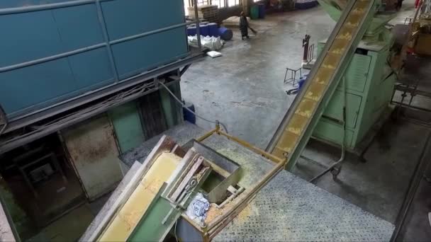 Výroba Mýdla Dopravníkového Zařízení Továrně Mýdlo Dopravníkovém Pásu Surovina Vstupuje — Stock video