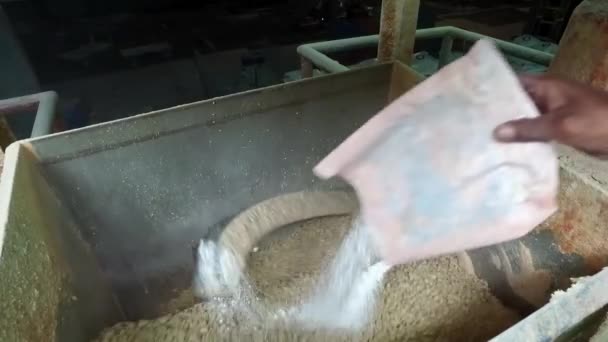 Sabun Fabrikasında Sabun Konveyör Ekipmanı Üretimi Sabun Hazırlığı Için Hammaddelerin — Stok video
