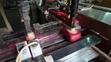 Bir sabun fabrikasında / taşıyıcı bantta sabun / konveyör ekipmanı üretimi / Taşıyıcı bantta sabun emme bardaklarının görüntüsü