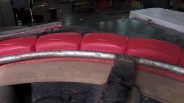 Sabun / konveyör ekipmanının bir sabun fabrikasında üretimi / Taşıyıcı bant hazır sabunu paketlemek için taşıyor