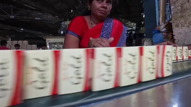 Bangalore India April 2016 Lady Picking Unpacked Moving Packed Soaps — Stock Video