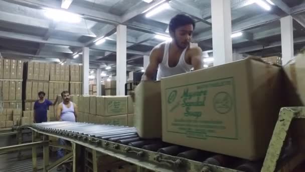 Bangalore Indien April 2016 Närbild Arbetare Lyfta Tvål Lådor Från — Stockvideo