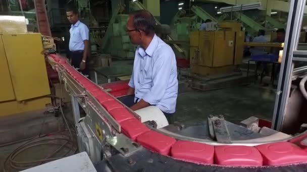 Bangalore India April 2016 Conveyor Belt Carrying Ready Soap Packing — Stock Video