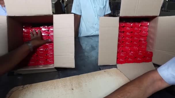 2016年 平成28年 4月5日 インド バンガロール 紙容器内に石鹸を入れる手の閉鎖 包装の製造 — ストック動画