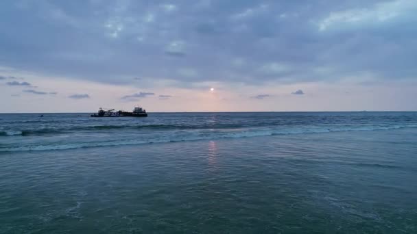 Uitzicht Vanuit Lucht Zee Golven Prachtige Zonsondergang Zee Schip Geparkeerd — Stockvideo