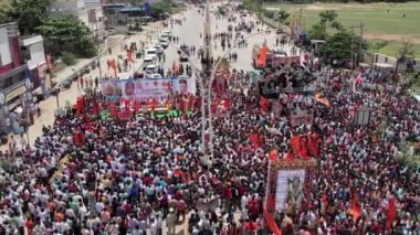 Chitradurga, Hindistan-10 Ekim 2022: Festival / Ganesha Chaturthi festivali / alayı sırasında Lord Ganesha 'nın dalması sırasında büyük bir kalabalık
