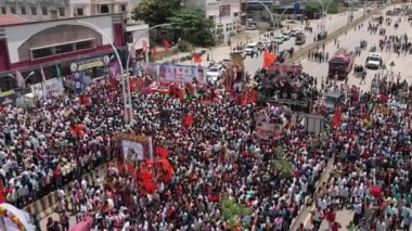 Chitradurga, Hindistan-10 Ekim 2022: Lord Ganesha 'nın festival / ganesha chaturthi festivali sırasında suya dalması sırasında büyük kalabalığın havadan görünüşü