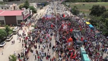 Chitradurga, Hindistan-10 Ekim 2022: Festival / ganesha chaturthi festivali / alayı sırasında Lord Ganesha 'nın suya dalması sırasında büyük kalabalığın havadan görünüşü