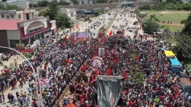 Chitradurga, Hindistan-10 Ekim 2022: Festival / Ganesha Chaturthi festivali sırasında büyük bir kalabalığın havadan panoramik görüntüsü