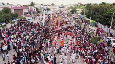 Chitradurga, Hindistan-10 Ekim 2022: Ganesha 'nın batışı sırasında yollarda büyük davul çalan bir grup sanatçının havadan görünüşü