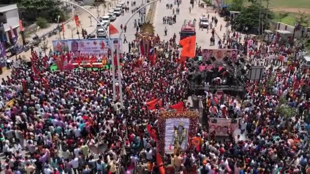 インド チトラドゥルガ2022年10月10日祭 ガネシャ祭 行列中のガネシャ領主の没入中の巨大な群衆の空中ビュー — ストック動画