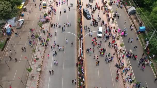 インド チトラドゥルガ2022年10月10日 ガネシャ祭り イマージョン行列中に道路上を移動する巨大な群衆の空中ビュー — ストック動画