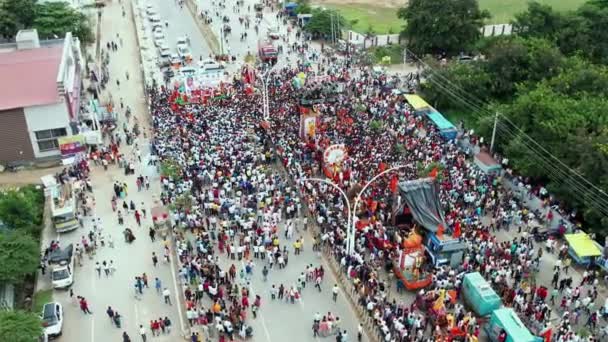 インド チトラドゥルガ2022年10月10日 ガネシャ ガネシャ チャトゥティ祭の没入中に集まった群衆の空中パノラマビュー — ストック動画