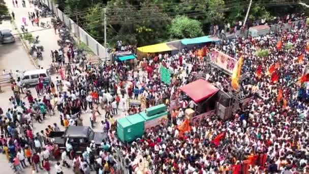 インド チトラドゥルガ2022年10月1日 ガネーシャ公が祭 ガネーシャ チャトゥティ祭 行列に参加する際の群衆の空中 — ストック動画