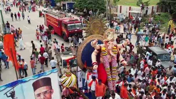 インド チトラドゥルガ2022年10月10日晴れた日には大勢の人で賑わうガネシャ祭りの期間中にガネシャの領主のクローズアップ — ストック動画