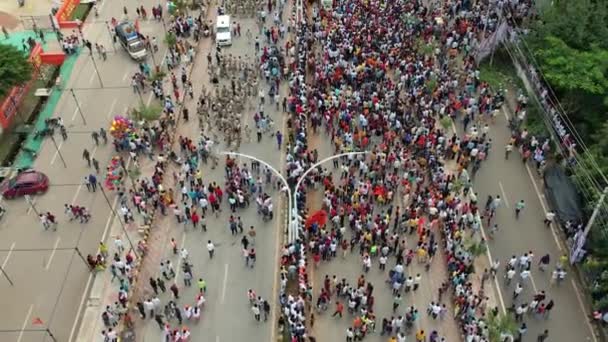 インド チトラドゥルガ2022年10月10日 ガネシャ祭り イマージョン行列中に道路上に巨大な群衆が集まる空中パンビュー — ストック動画