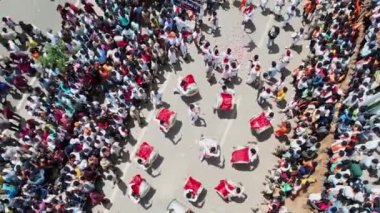 Chitradurga, Hindistan-10 Ekim 2022: Ganesha 'nın batışı sırasında yollarda büyük davul çalan bir grup sanatçının havadan görünüşü