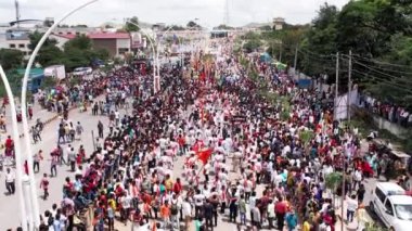 Chitradurga, Hindistan-11 Eylül 2022: Lord Ganesha 'nın suya batışı sırasında bateri çalan bateristlerin hava izleme görüntüsü