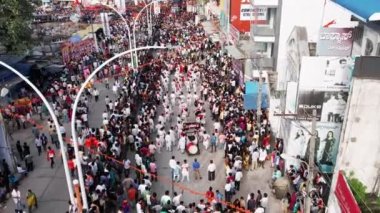 Chitradurga, Hindistan-11 Eylül 2022: Lord Ganesha 'nın batışı sırasında yollarda davul çalan sanatçılar havası