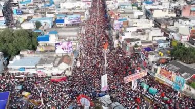 Chitradurga, Hindistan-11 Eylül 2022: Ganesha Festivali sırasında işlek caddenin hava izleme videosu.