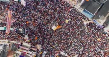 Chitradurga, Hindistan-11 Eylül 2022: Hindu dini festivali sırasında büyük bir kalabalık manzarası. Ganesha Chaturthi Festivali. Dalış alayı.