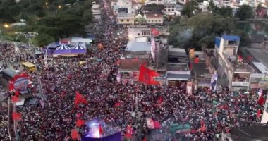 Chitradurga, Hindistan-10 Ekim 2022: Büyük kalabalığın havadan görünüşü Hindu dini festivalleri sırasında yollarda toplandı.
