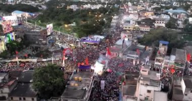 Chitradurga, Hindistan-10 Ekim 2022: Chitradurga, Hindistan-10 Ekim 2022: Hindistan-10 Ekim 2022: Hindistan dini festivalleri sırasında yollarda toplanan devasa kalabalığın hava manzarası