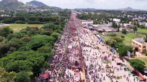 チトラドゥルガ インド 2022年9月11日 ガネーシャ公の没入中に忙しい道路上を移動する巨大な群衆の空中追跡ビュー — ストック動画