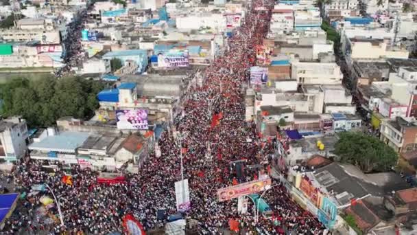 インド チトラドゥルガ2022年9月11日 祭りの期間中にガネシャ公の没入中に路上に集まった巨大な群衆の空中トップビュー — ストック動画