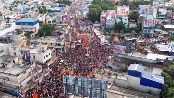 インド チトラドゥルガ2022年9月11日 祭りの期間中にガネシャ公の没入中に路上に集まった巨大な群衆の空中パノラマビュー — ストック動画
