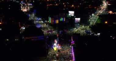 Chitradurga, Hindistan-10 Ekim 2022: Hindu dini festivali / gece hayatı sırasında yoldaki dev kalabalığın havadan gece görüşü